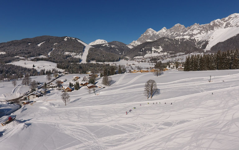 Skipiste mit Berg im Hintergrund.  | © Hans-Peter Steiner