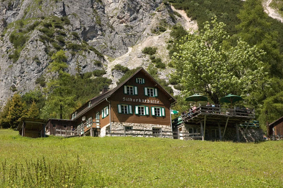 Die Schutzhütte bietet eine wunderschöner Aussicht von der Sonnenterrasse. | © Herwig Erlbacher