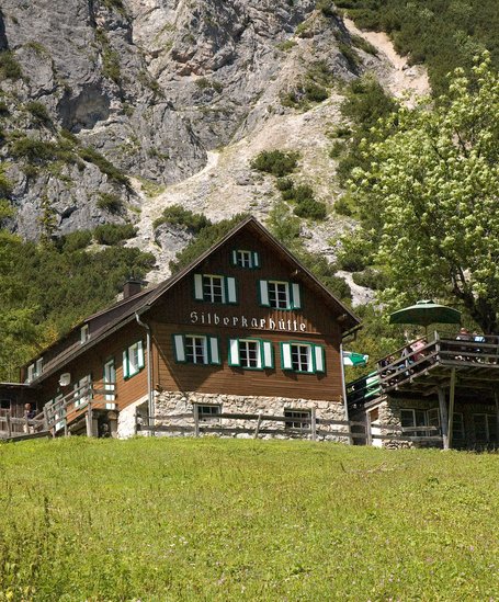 Die Schutzhütte bietet eine wunderschöner Aussicht von der Sonnenterrasse. | © Herwig Erlbacher
