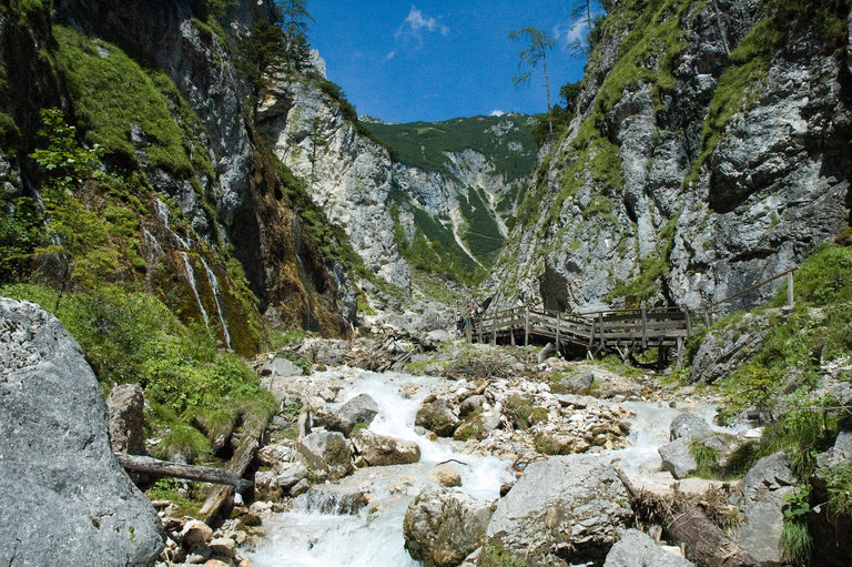 Der Weg durch die romantische Wildwasserklamm führt hinauf zur Silberkarhütte. | © Herwig Erlbacher