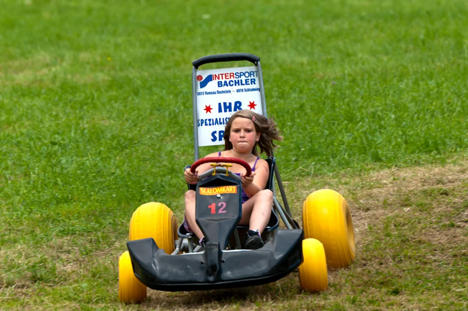 Mädchen beim Slalom Kart fahren | © Tritscherhof