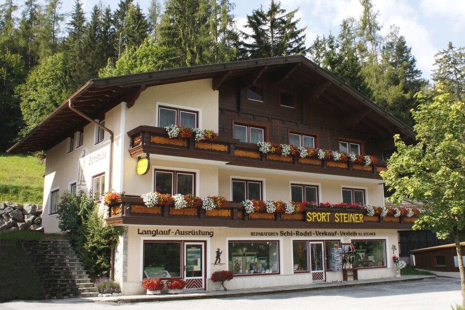 Sport Steiner neben der Hauptstraße in Ramsau Kulm.  | © Sport Steiner 