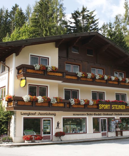 Sport Steiner neben der Hauptstraße in Ramsau Kulm.  | © Sport Steiner 