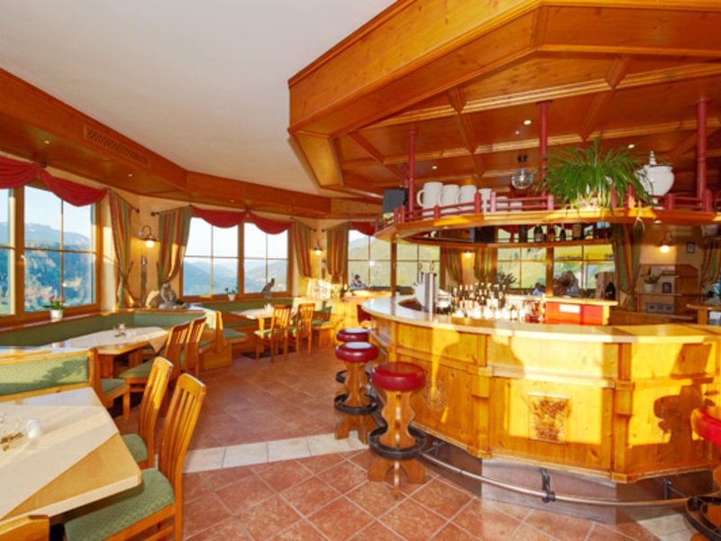 Gemütliche Hotelbar direkt an der Skipiste | © Gut Raunerhof