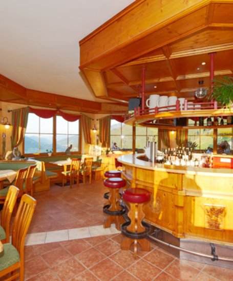 Gemütliche Hotelbar direkt an der Skipiste | © Gut Raunerhof
