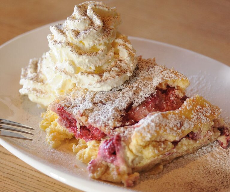 Topfen-Himbeer Strudel serviert auf einem Teller | © Weitmoosalm