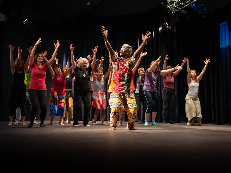 AFRIKANISCHER TANZ mit Aliou Dieme | © Hans Johann