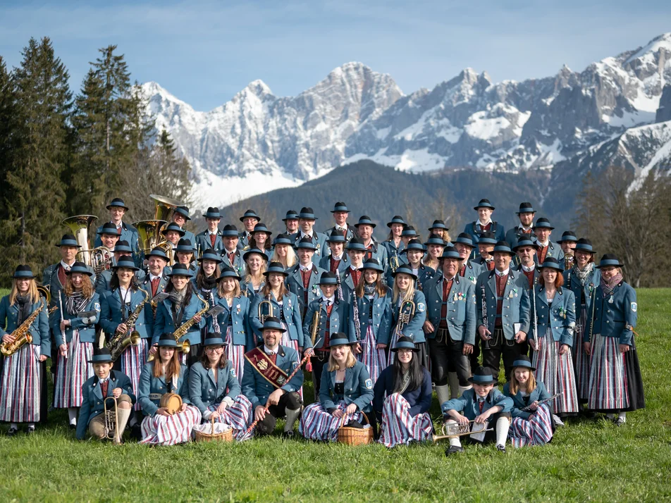 Blasmusik am Kirchplatz mit der Trachenmusikkapelle Ramsau am Dachstein - Impression #1 | © Bild.werk Fotografie