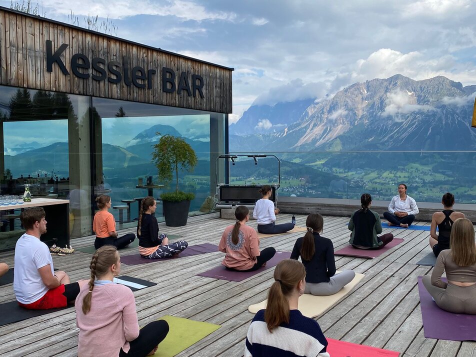 Yoga auf der Kessleralm in Schladming | © Lisa Stocker | Joyful Journeys