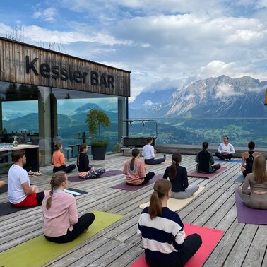 Yoga auf der Kessleralm in Schladming | © Lisa Stocker | Joyful Journeys