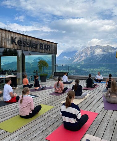 Yoga auf der Kessleralm in Schladming | © Lisa Stocker | Joyful Journeys