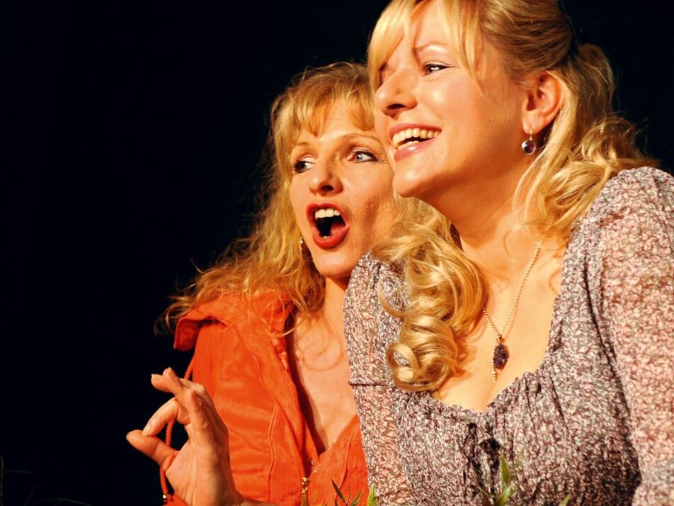 Gaby Schall & Judith Brandstätter in der NEUINSZENIERUNG von Peter Blaikners Kultkomödie "Busenfreundinnen" | © Heinz Bayer 