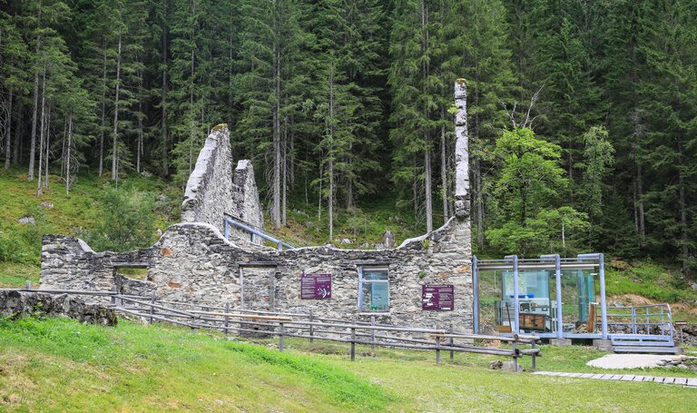 Alte Ruinen im Nickelmuseum | © Martin Huber