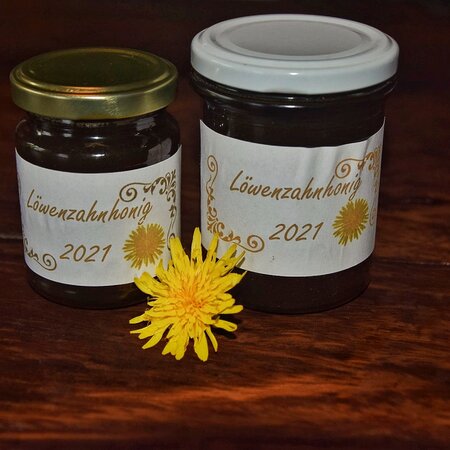 Selbstgemachter Löwenzahnhonig im Glas | © Marlene Eggmayr