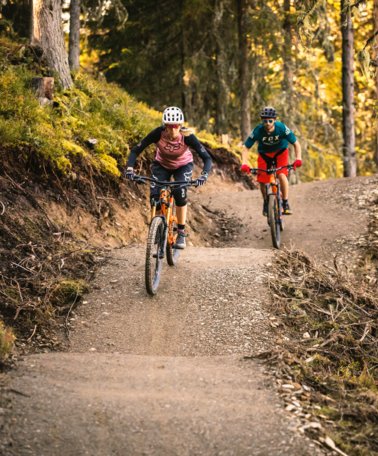 Downhiller at the bike park Planai | © Roland Haschka