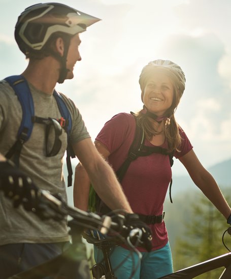 Zwei Radfahrer in der Urlaubsregion Schladming-Dachstein | © Peter Burgstaller