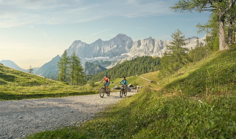 Zwei E-Biker mit dem Dachsteinmassiv im Hintergrund | © Peter Burgstaller