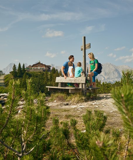 Family enjoys the view at the peak | Schladming-Dachstein | © Peter Burgstaller