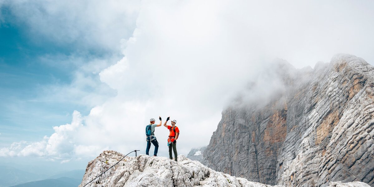 Klettern Dachstein | © Matthäus Gartner  Ein Paar welches am Dachstein klettert und das Panorama genießt  | © Matthäus Gartner
