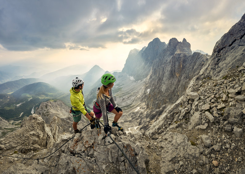 Kletterer genießen den Ausblick am Dachstein | © Peter Burgstaller