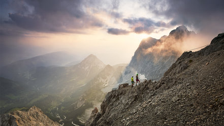 Blick auf zwei Kletterer am Dachstein | © Peter Burgstaller
