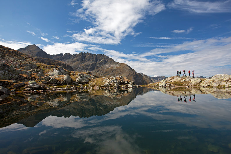 Hikers in the reflection of Klaffersee | © Herbert Raffalt