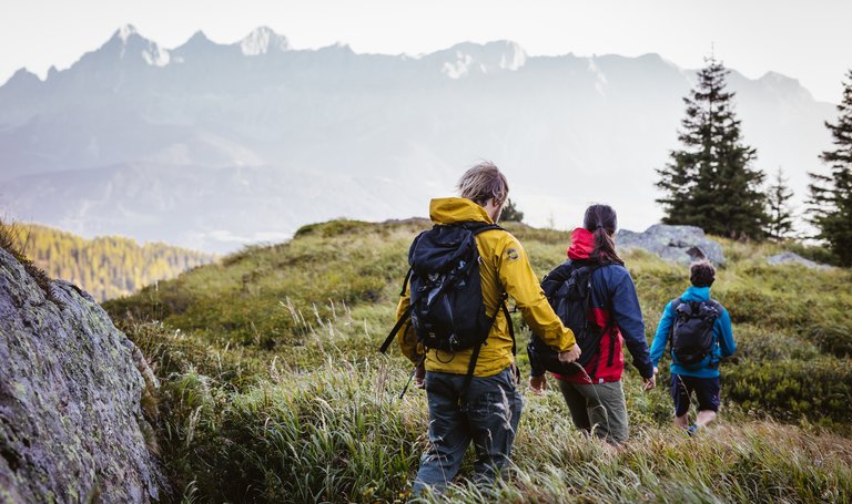 Wandergruppe in der Region Schladming-Dachstein | © Österreich Werbung, Sebastian Stiphout