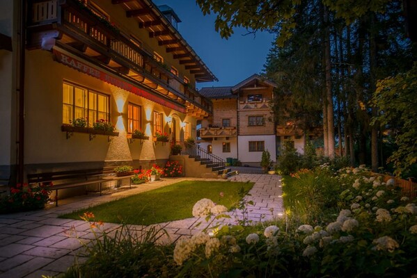 Garten mit Liegen zum Relaxen
