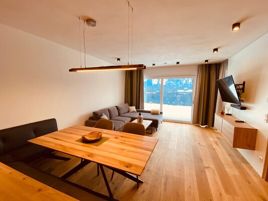 Wohnzimmer_Esstisch_Couch_view
