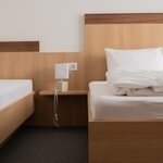 Bild von Dreibettzimmer mit Dusche, WC