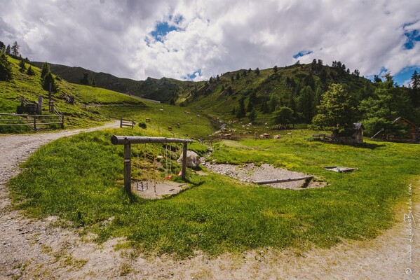 Spielplatz vor der Hütte | © Lukas Bezila