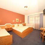 Bild von Dreibettzimmer mit Bad, WC - ÜF