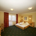 Photo of room with 4 beds with shower, WC