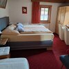 Bild von Doppelbettzimmer mit Dusche, WC