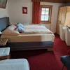 Foto van double bed room with shower, WC
