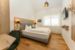 Schlafzimmer 1 mit Doppelbett und TV