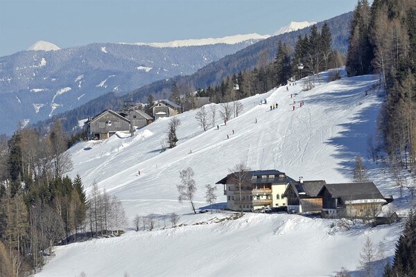 Hausfoto mit Piste 